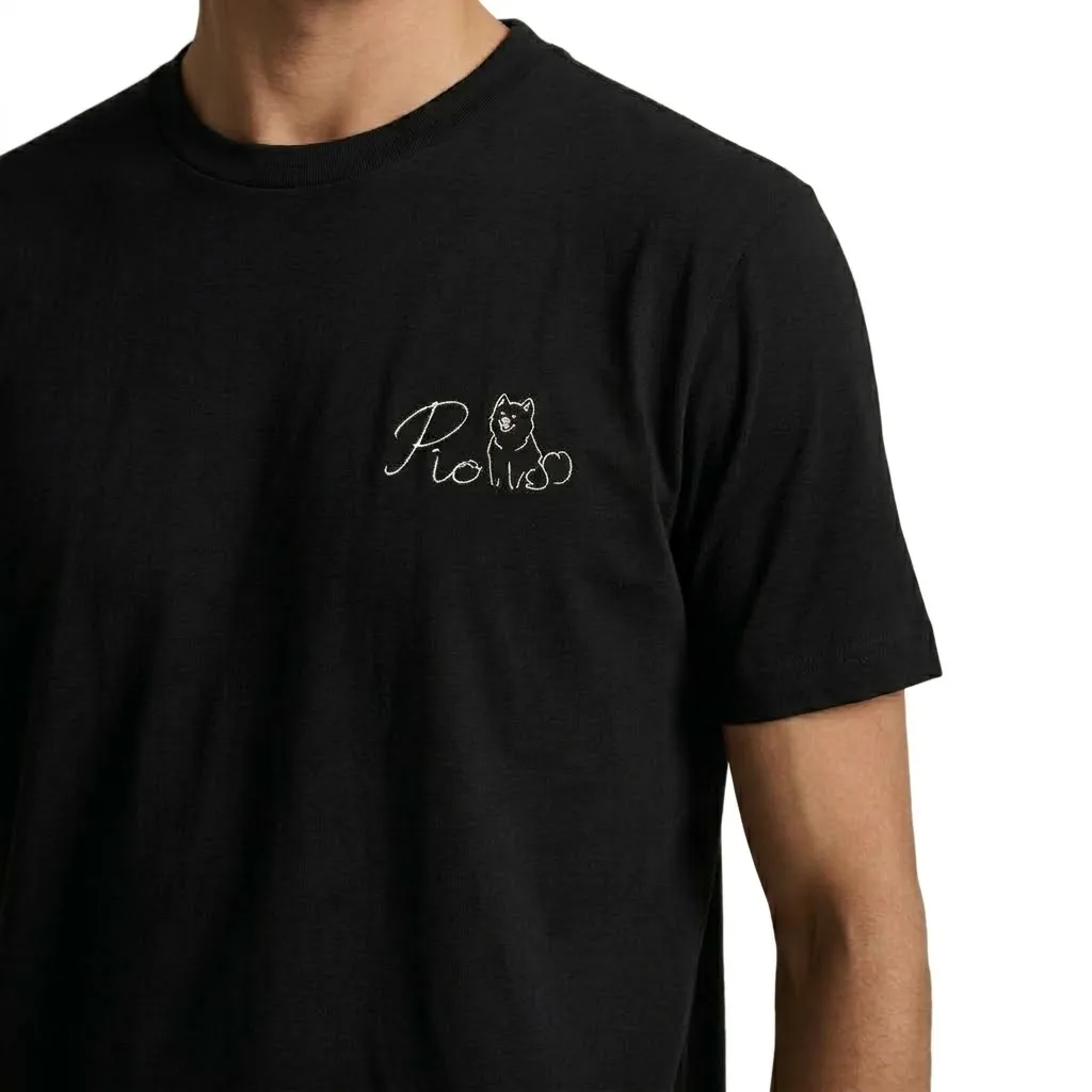 PIO ワンポイントTシャツを着た胸元
